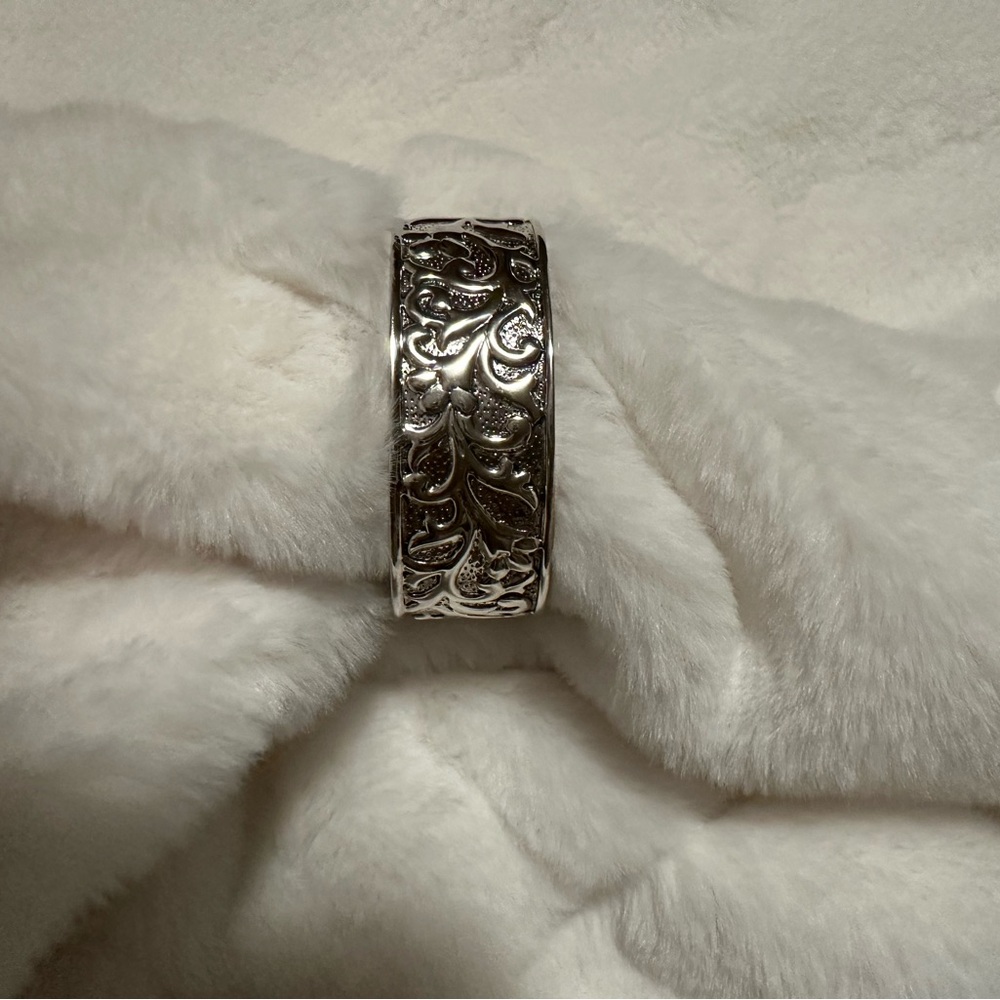 925 Sterling silver cuff from Silpada Designs
Just Gorgeous!!!